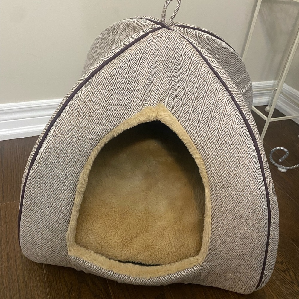 Cat bed for any size cat. Brand new and cleaned x1 for plastic smell.